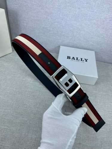 特P170 这款 B Buckle 腰带以合成织物制成，采用双面设计，反面并饰有 Bally Stripe 细节。法琅扣搭