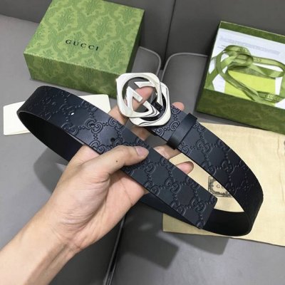 原版包裝 G U C C I 寬度40毫米 男士腰帶 這款時尚腰帶以雙面頭層小牛皮革匠心呈現，經典壓花設計 配以由精鋼金屬打造的Gucci銘牌經典雙G腰帶扣 百
