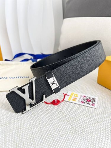 品名： Lv..路易..威登腰带皮带原单 型号：挂扣，经典纯钢材质面字母挂扣，头层牛皮，图片实物拍摄 材料：头层牛皮，挂扣系列，纯钢材质扣头，钯镀电镀工艺永不掉