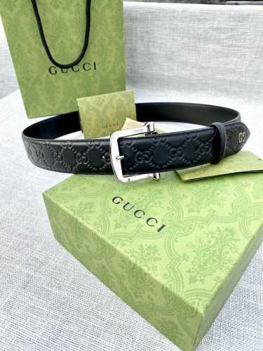 宽度4.0Cm 搭配原版皮带扣 、腰带以采用热压印技术的Gucci Signature皮革精制而成，触感厚实，印花图案清晰分明。顶端为金属Gg细节，反射Gucc