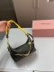 Miumiu 缪缪饭盒包 单肩斜挎包 轻巧便捷，容量也很哇塞，不会撞包，可手提，可斜挎，轻便百搭又时尚。 D-377尺寸20×14折叠盒
