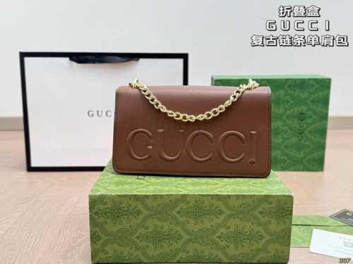 6色 折叠盒 酷奇Gucci 链条单肩包 复古韵味和精致工艺彰显独特的高级感哇 满满都是复古时髦的气质啦~ 融合了奢华与实用～ 简单背着就超级起范儿的 尺寸26