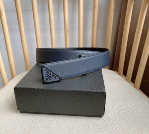 Prada 普拉达 专柜最新款 这款腰带饰有一枚三角形金属徽标 宛若点睛之笔 勾勒精致细节 是Prada男士成衣系列的理想配饰 宽4.0