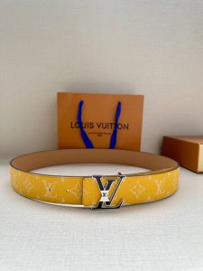 特 本款4.0宽 Lv Initiales 双面腰带推出缤纷新色。一面为华美 Taurillon 皮革铺陈品牌经典图案，一面以光滑素雅牛皮革展露低调个性。Lv