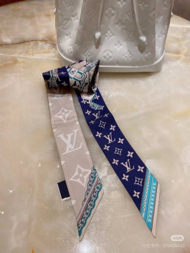 Ultimatemonogrambb束发带飘带 为Monogram图案融入链条、饰带和挂锁图案，彰显皮具系列悠久传承。撞色边缘丰富设计层次，令夏日造型展露潮流个