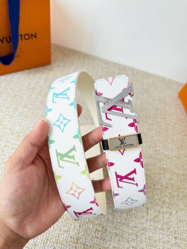 品名： Lv..路易..威登腰带皮带原单 型号：挂扣，经典纯钢材质挂扣，头层牛皮，图片实物拍摄 材料：头层牛皮，挂扣系列，纯钢材质扣头，镀钯电镀工艺永不掉色。原