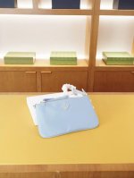 Prada 普拉达 官网同步 高版本 手拿包 全球轰抢单品 原单布料制作 质感超好 日常出门经典百搭 一眼万年的款 非市面普通货 贸易公司订单货 配全套包装礼品