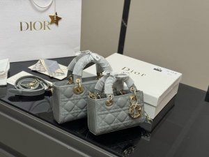 配盒 迪奥Lady漆皮 横版戴妃包 2025Dior款新包型 两根包带 我喜欢短的那根～ 一只很“我”的包爱了 尺寸:22Cm 16Cm