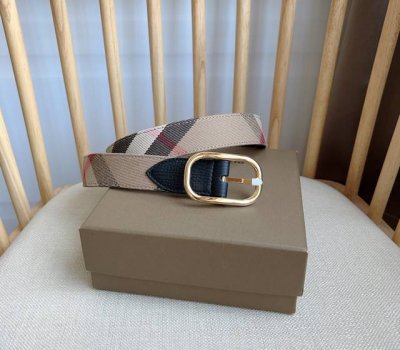 新款 Burberry 巴宝莉专柜同步上新意大利精制腰带 一面为house格纹棉质斜纹面料制成 另一面则纯色光滑皮革打造 宽:3.0Cm 精致优雅 女神的最佳搭