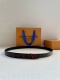 本款2.0宽 Lv Circle 双面腰带拼接皮革和 Monogram 帆布，以 Lv Circle 标识搭扣释放瞩目格调。灵活设计可搭配牛仔着装或雅致造型