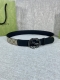 宽度4.0Cm Gucci 这款腰带在春夏系列中惊艳亮相，采用以标志性米色 乌木色组合呈现的品牌双G精品钢扣字母交织图案，与黑色皮革材质相得益彰。双G搭扣采用做