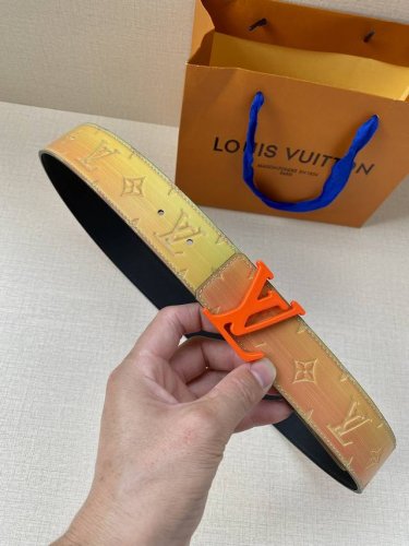 特 4.0宽:Pyramide Trunk L’Il 双面腰带以品牌经典元素烘托醒目数字印花，纪念 Virgil Abloh 的第七场路易威登时装秀。Lv Py