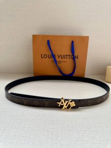女款 2.0宽 本款 Lv Iconic 双面腰带以纤细剪裁迎接新季，搭配标志性 Iconic 搭扣，无论展现 Monogram Reverse 帆布或素雅牛皮