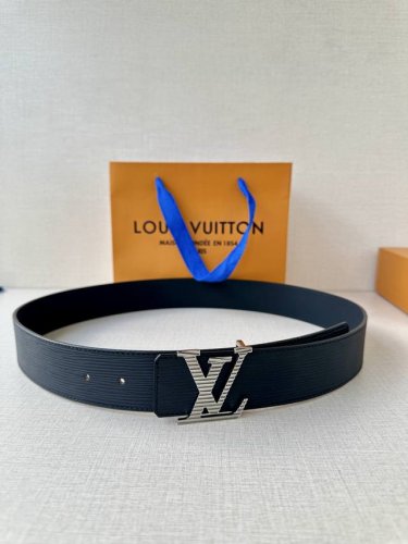 L0Uis Vuitt0N Lv 男士专柜品质水波纹腰帶 寬度40毫米 配置精钢字母搭扣 扣头可随意搭配 ～双面小牛皮设计 皮质柔软 手感细腻舒适