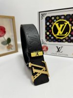 品名：Lv..路易..威登 材质：原单牛皮腰带 百分百头层牛皮腰带保证真皮，24K纯钢扣，专柜原单品质、做工精细，时尚大牌，送人自用首选 包装： 请认准如图专柜