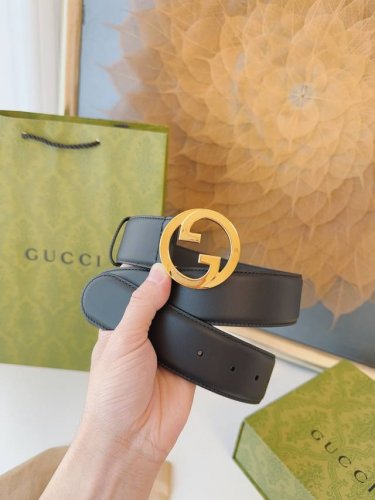 Gucci 新款圆形互扣式双G搭扣，配饰和成衣单品继续焕新演绎和呈现品牌经典细节。这款黑色皮革腰带的独到亮点就是经典交织字母配件的新颖诠释。本款腰带时尚百搭休闲