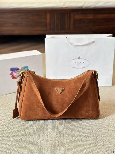 不容错过的 Prada新款手袋 Aimee Y 秋冬系列广告大片中的全新 Prada Aimee 手袋造型 精致优雅，设计灵感源自1990年代的极简主义风格。