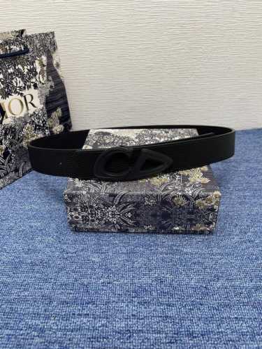 Cd30 腰带扣 35 毫米黑色哑光涂漆饰面黄铜 编号: 4981Rvvar_H00N 这款黑色哑光涂漆饰面黄铜腰带扣是二零二五春季男装系列新品 展示 Cd30