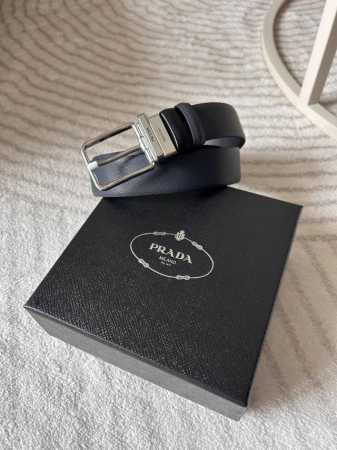 特 Prada 普拉达 专柜同款 男士双面用腰带 宽3.4Cm 带身采用一面saffiano蓝色牛皮另一面黑色光滑牛皮 搭配简约旋转亮白针扣，承载着品牌象征性的 - 点击图像关闭