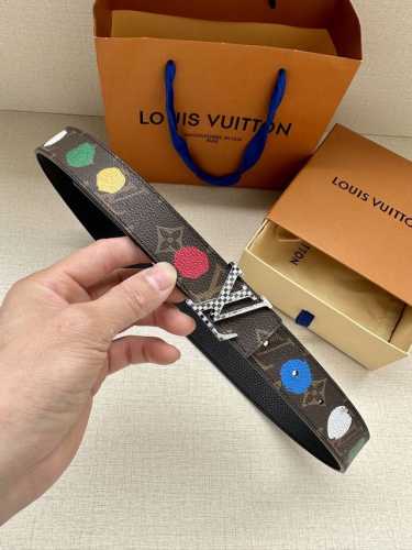 3.0宽 Lv X Yk Lv Initiales Painted Dots 双面腰带出自路易威登 X 草间弥生合作系列，将这位日本艺术家的经典波点复现于 Mo