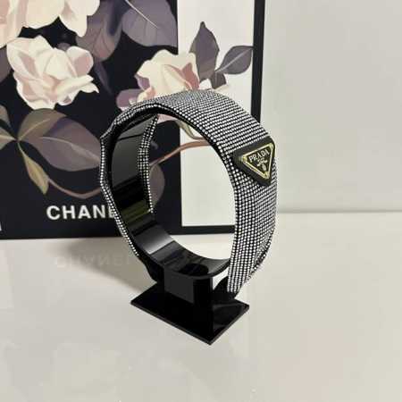 特 配专柜包装 Prada 普拉达 最新高工发箍 小仙女快入手 特殊材质 不嘞头 可盐可甜～ - 点击图像关闭