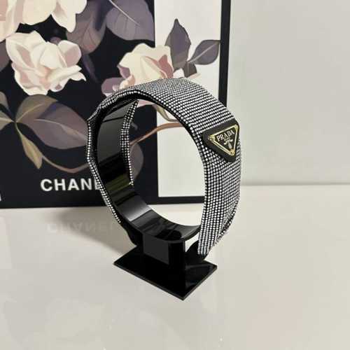 特 配专柜包装 Prada 普拉达 最新高工发箍 小仙女快入手 特殊材质 不嘞头 可盐可甜～