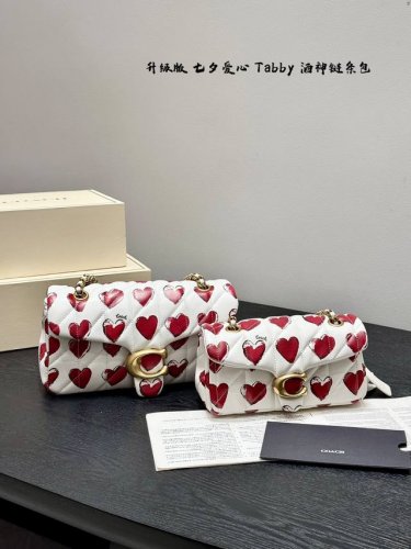 礼盒包装 尺寸 20*12Cm 26*20Cm Coach蔻驰 Tabby酒神链条包 七夕限定款爱心印花 绗缝云朵包绝对是百搭神器 搭配超有质感的小羊皮 颜值担