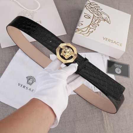 宽度4.0Cm。Versace 范思哲 此款腰带饰有标志性的Versace美杜莎头像带扣，彰显品牌格调。是一款精美的衣橱必备单品。 - 点击图像关闭