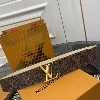 4.0Cm Pharrell Williams 以 New Steamer 系列的 Monogram 帆布重绎经典 Lv Initiales 双面腰带，呈现个性