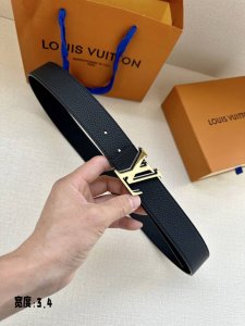 本款 3.4宽 Lv Aerogram 双面腰带令哑光 Lv Aerogram 搭扣占据中央，一面契合搭扣色彩，另一面呈现反差视效。