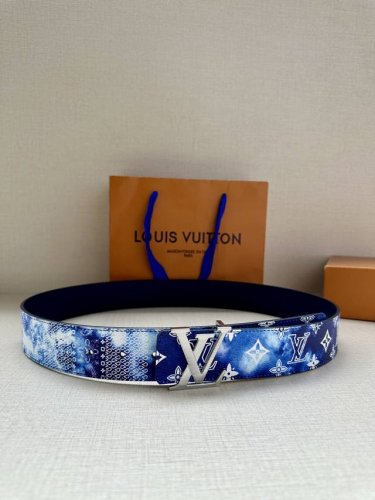 4.0宽 Lv Initials Mng Bandana 双面腰带瞩目焕新经典设计，一面展现 2024秋系列的 Monogram Bandana 帆布，另一面采