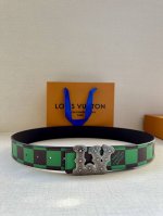 本款4.0宽 Lv Initiales 双面腰带出自 春夏男装秀场，为 Damier Po 帆布浸染潮流新色，翻转可见光滑素雅牛皮革。Lv 字母搭扣与崭新 Lo