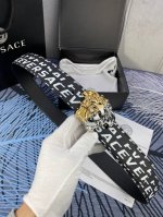 特 P210 宽度4.0Cm Versace 范思哲 此款经典腰带由柔软的小牛皮制成，配有3D方形美杜莎头像腰带扣。 一面为单色，一面饰有品牌标志性Barocc