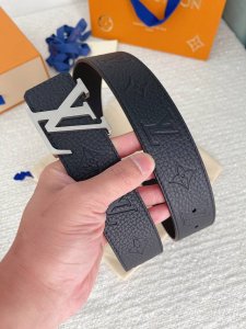 配全套包装礼盒 DDD Lv双面进口小牛皮设计，皮质柔软，手感细腻舒适。专柜爆款，百搭必备款式。4.0宽 DDD