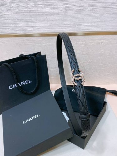特 Chanel 24C 珍珠 水钻白 与 水钻粉 Logo搭扣 黄铜金属羊皮菱格带身 手感柔软 细腻 2.0Cm 码数75- -100