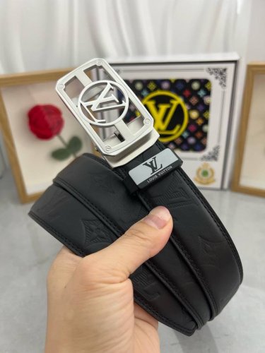 品名：Lv..路易..威登自动带 材质：原单牛皮腰带 百分百头层牛皮腰带保证真皮，24K纯钢扣，专柜原单品质、做工精细，时尚大牌，送人自用首选 包装： 请认准如