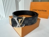 知名奢侈品牌Lois Vuitton的品牌皮带。带身采用了经典黑色和标志性Lv图案设计 双面可用，高辩度字母Logo金属扣，展现出优雅与奢华的风格，适合各种正式