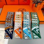 爱马仕Hermes“新式座驾”Twilly小丝巾 Twilly小丝巾 100%桑蚕丝 這款小巧的真絲配飾佩戴方式千變萬化，可為您的日常造型增添靈動妙趣！ 法国制