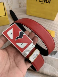 品名：芬迪.Fendi原单 型号：挂扣，原版经典纯铜精品磨胶旋转挂扣，实物拍摄，双面头层牛皮 材料：百分百头层牛皮，保证真皮。专柜同等质量，纯铜磨胶旋转挂扣，双