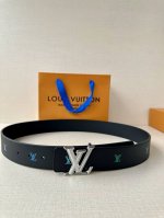 Lv首字母4.0宽 是那些欣赏色彩的人的一种生动风格。表带的一面由黑色皮革制成，印有Lv盾形图案，以彩虹渐变呈现。这种组合，加上Gleaming Buckle，