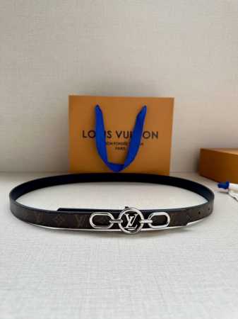 2.0宽 Lv Trio 双面腰带拼合细腻牛皮革和 Monogram 帆布，为中央金属搭扣聚焦 Lv Circle 标识 Monogram 花卉，雅致设计实现更 - 点击图像关闭