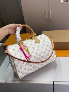 Lv路易斯威登枕头包 经典系列 时尚百搭独特的艺术气息 颜值高 日常出街首选 N-52尺寸30×18折叠盒飞机盒