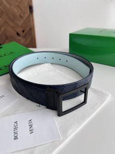 Bv 新款男士编织腰带 双面用 纯手工Intreccio大格子编织 双面意大利小牛皮搭配真空枪色可旋转方形扣 正面有标识 宽度35Mm 颜色: 深蓝色浅蓝色
