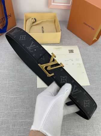 4.0宽 配以标志性字母真空电镀搭扣。进口全新荔枝纹皮贴克老花 款柔软而现代的腰带具有休闲风格。 - 点击图像关闭