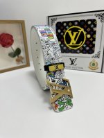 品名：Lv..路易..威登 材质：原单牛皮腰带 百分百头层牛皮腰带保证真皮，24K纯钢扣，专柜原单品质、做工精细，时尚大牌，送人自用首选 包装： 请认准如图专柜