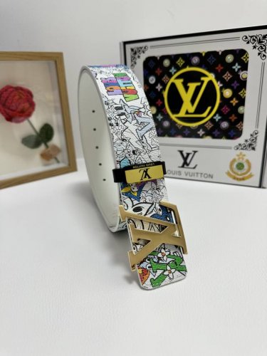 品名：Lv..路易..威登 材质：原单牛皮腰带 百分百头层牛皮腰带保证真皮，24K纯钢扣，专柜原单品质、做工精细，时尚大牌，送人自用首选 包装： 请认准如图专柜