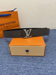 品牌Lv 4．0Cm 描述这款饰有Lv带扣的腰带配以水牛皮衬里，覆以Monogram 牛皮。展现细腻的品牌特质，是牛仔裤的理想配件 Lv字母带扣 Monogra