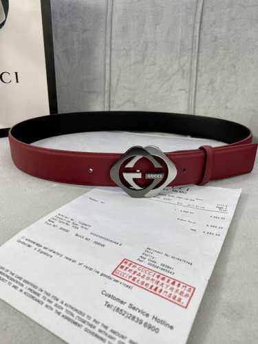 特 宽度4.0Cm Gucci 互扣式双G Logo填油扣，源自品牌辉煌的70年代典藏设计，经过重新诠释而别具新意。呈现于纤细压花皮革腰带之上。