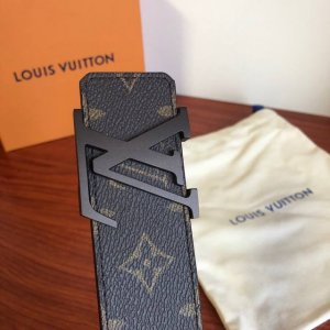 品牌：Lv.易路威登 材料： 意大利进口原版牛皮，原版皮钢扣。百搭西裤牛仔裤，时尚大牌。实物更靓专柜品质。配送全套礼盒包装，打孔器，手提袋，香港发票 颜色： 如