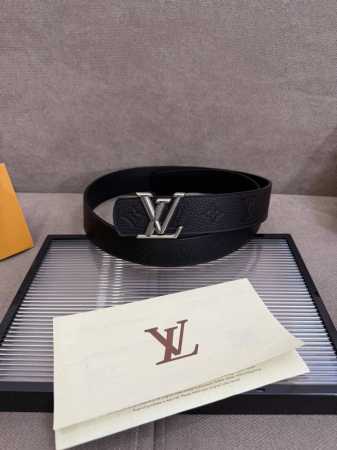 Lv Dimension 4.0双面腰带将经典格调引入新颖尺幅设计。皮革压印 Lv 字母和 Monogram 花卉，与纤秀 Lv 字母搭扣相映成趣，令品牌标识低 - 点击图像关闭